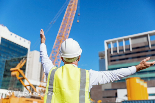 建筑工地的工程師建設者建筑工程師施工場景穿著安全背心